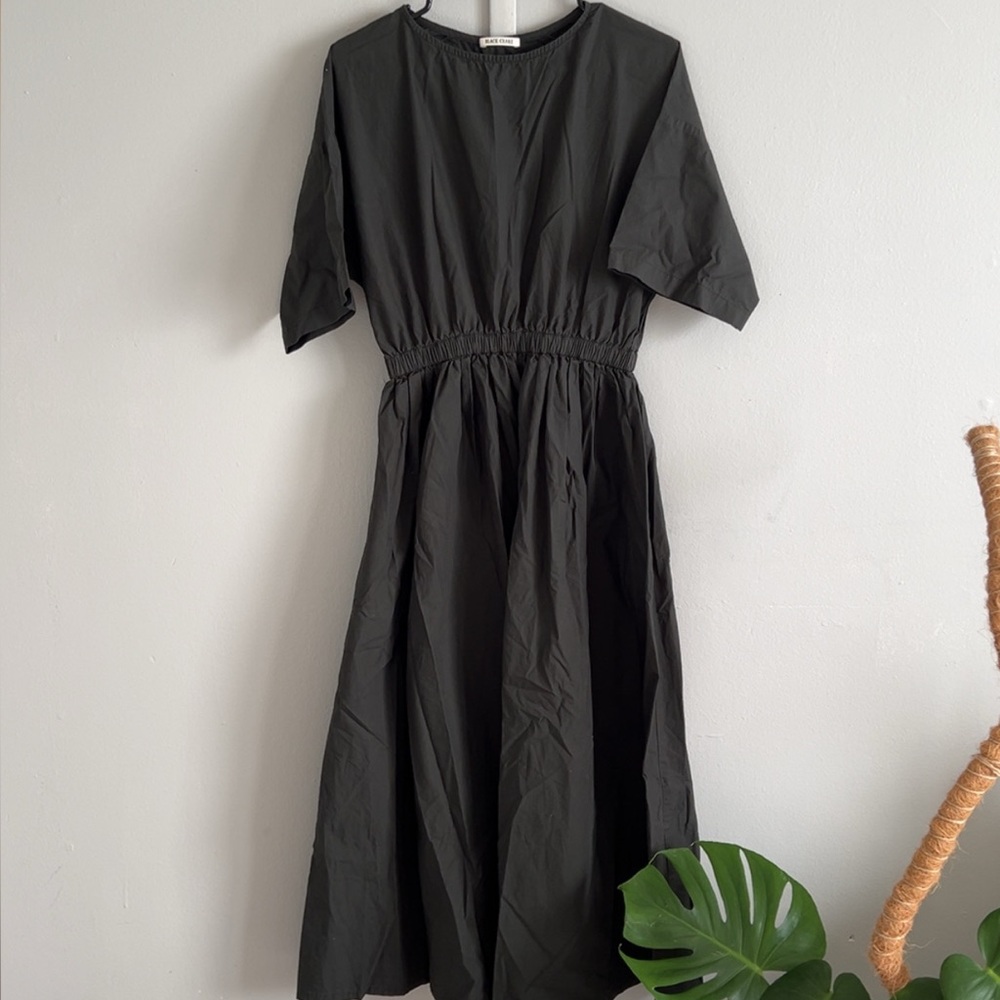 black crane pleated dress in black — small